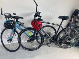 Stylish Shadybrook retreat with golf cart, bikes & Tesla charger!