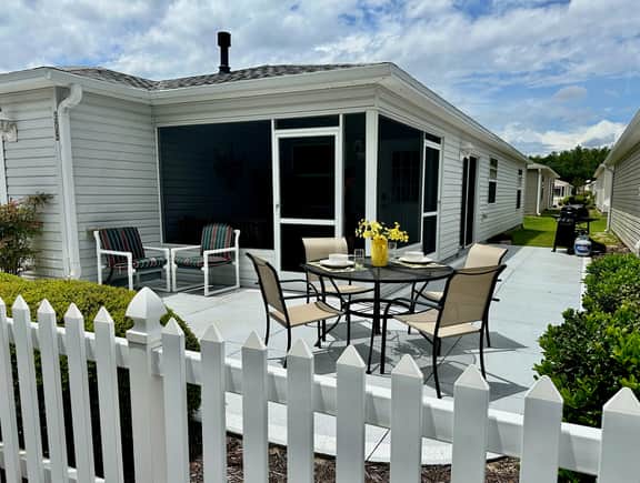 Beautiful 2/2 Dog Friendly Patio Villa w/BBQ & Close to Lake Sumter Landing!