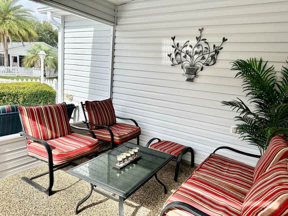 Beautiful 2/2 Dog Friendly Patio Villa w/BBQ & Close to Lake Sumter Landing!