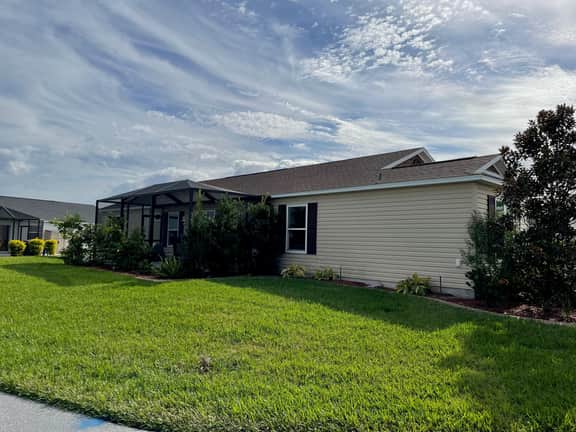 Cozy and Charming 3/2 Corner lot charm w/4-seater golf cart & BBQ grill.