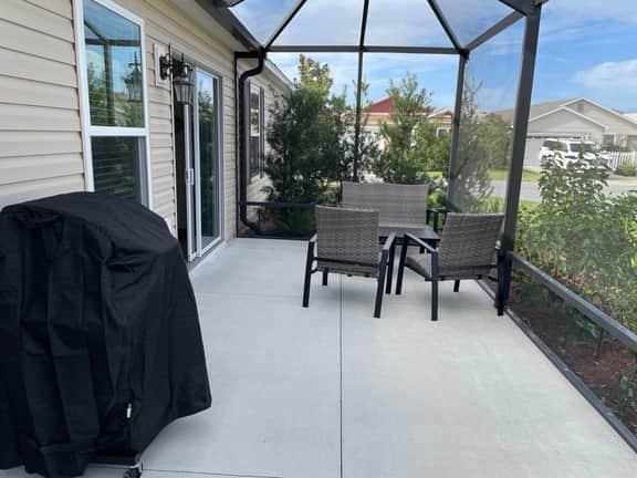 Cozy and Charming 3/2 Corner lot charm w/4-seater golf cart & BBQ grill.