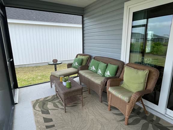 Cozy Retreat Walking Distance to The Pool! Gas Golf Cart Included!
