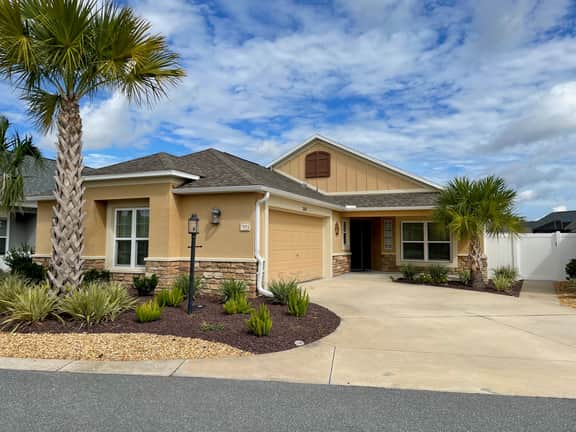 Beautiful 3/2 Villa Walking distance to Brownwood w/BBQ & Golf Cart!