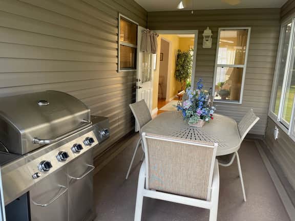 Chic Gem in The Villages - Modern Amenities & Prime Location! Call today!