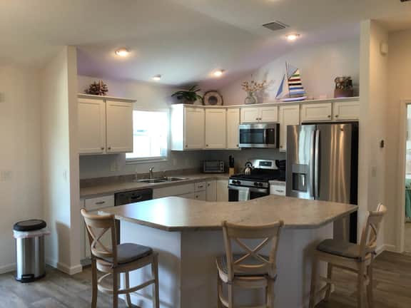 Charming 3 bdrm 2 bath Sm Dog-Friendly Home Comes Complete w/BBQ & GOLF CART