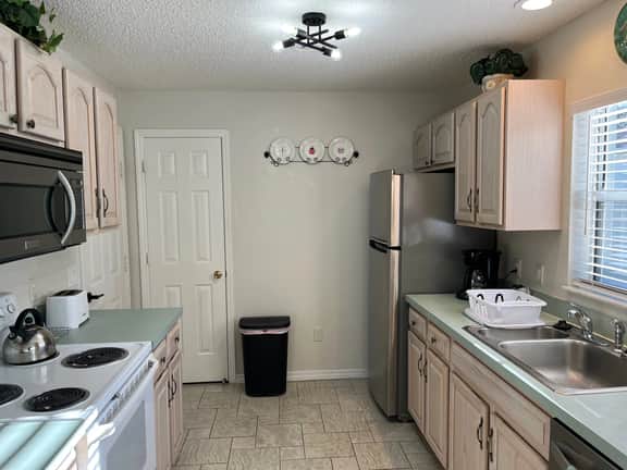 Cozy, pet-friendly in Village of De La Vista, golf cart, sunny & grill-ready.