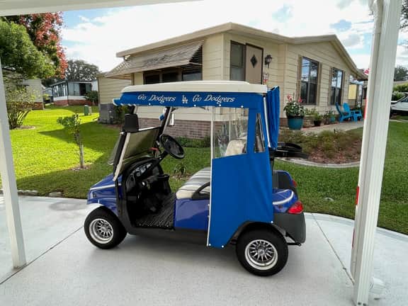 Beautifully Decorated 2 Bedroom 2 Bath Home with Golf Cart & Internet