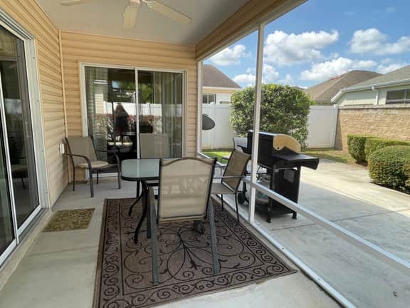 Cute Courtyard Villa medium dogs & declawed cats welcome!