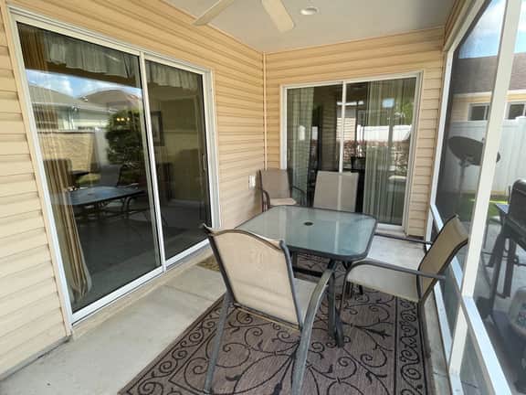 Cute Courtyard Villa medium dogs & declawed cats welcome!