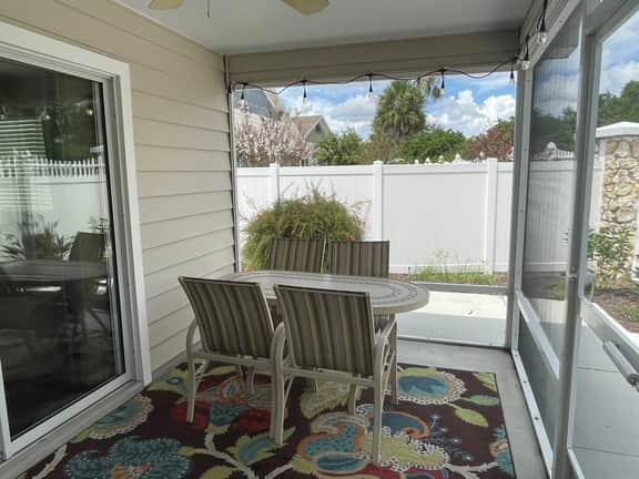 Location! Walk to Lake Sumter Landing! 3/2 Villa w/ Gas Golf Cart, BBQ & WiFi