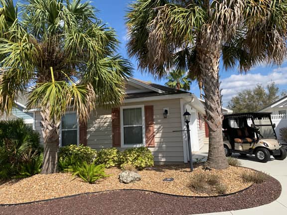 Location! Walk to Lake Sumter Landing! 3/2 Villa w/ Gas Golf Cart, BBQ & WiFi