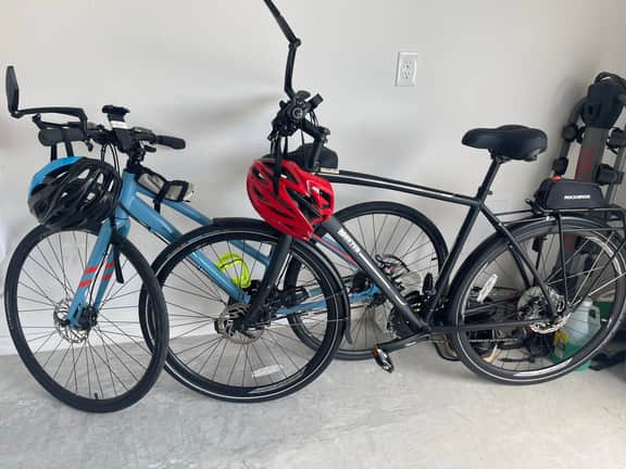 Stylish Shadybrook retreat with golf cart, bikes & Tesla charger!