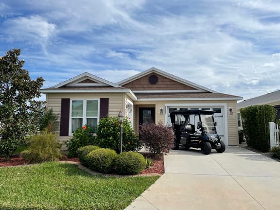 Cozy and Charming 3/2 Corner lot charm w/4-seater golf cart & BBQ grill.