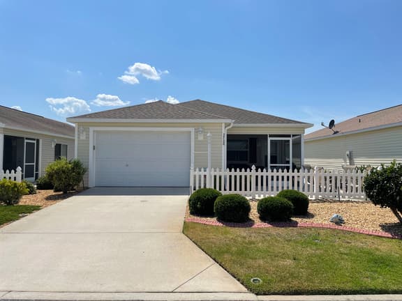 Inviting 2/2 Patio Villa with Gas Golf Cart, BBQ, and Free WiFi: