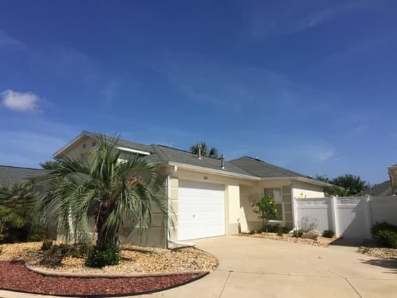 WOW!! Professionally decorated 2 Bd 2 Ba Villa close to Lake Sumter Landing