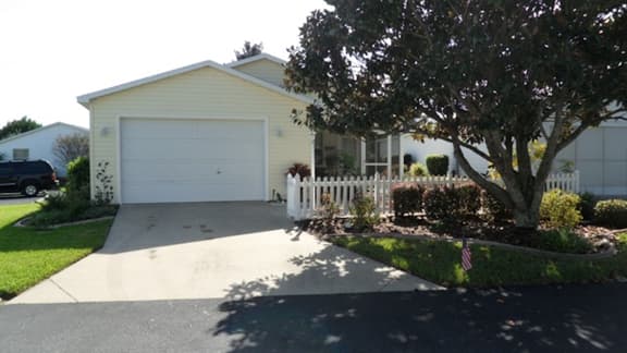 AMAZING LOCATION! Beautiful 2/2 Patio Villa w/GOLF CART & WiFi Close to Town