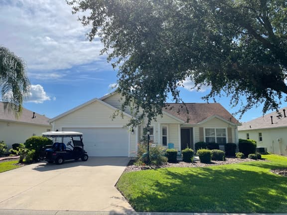 Amazing  House Close to Lake Sumter Landing! 4 person Golf Cart Included