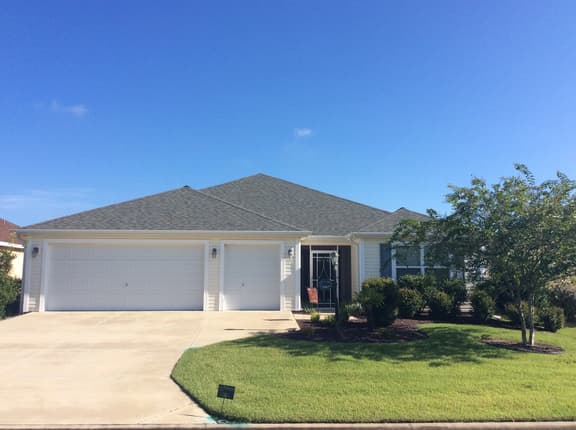 3-Bedroom Retreat near Brownwood Paddock Park: Your Ideal Villages Getaway