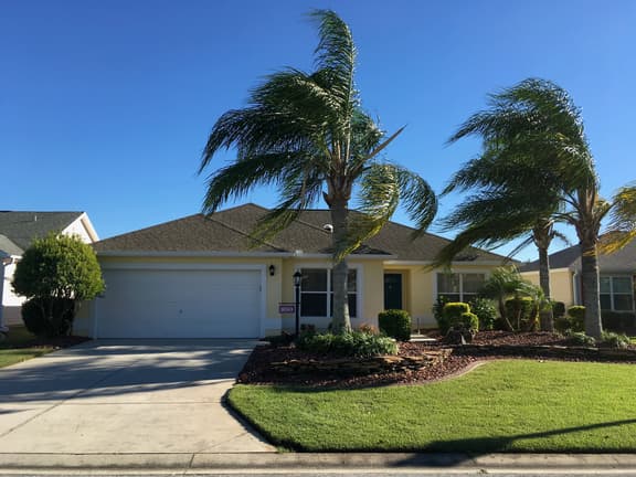 Amazing! Dog Friendly Home w/ 2 Golf Carts & Walking Distance to Lake Sumter!