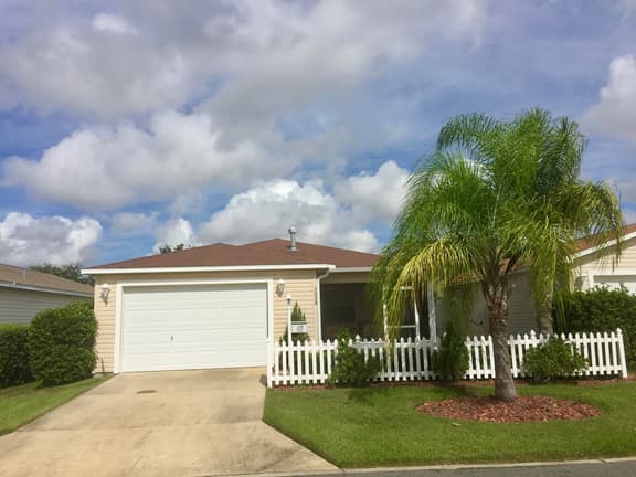 Beautiful Villa close to Lake Sumter Landing! WiFi Included!