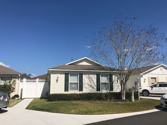 Amazing Location & Beautiful home with Golf Cart, BBQ & WiFi included!
