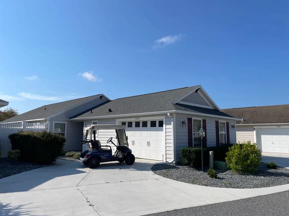Walking distance to Lake Sumter Landing! Small Dog Friendly Villa w/Golf Cart