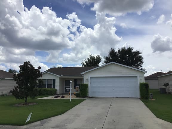 Charming 3/2 Home Close to Shopping w/Golf Cart, BBQ Grill, & FREE WiFi!!