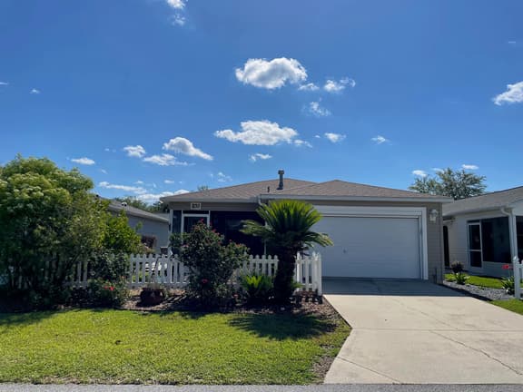 Lynnhaven Charmer With Cozy Vibes And Pet-friendly Ease Between the Squares